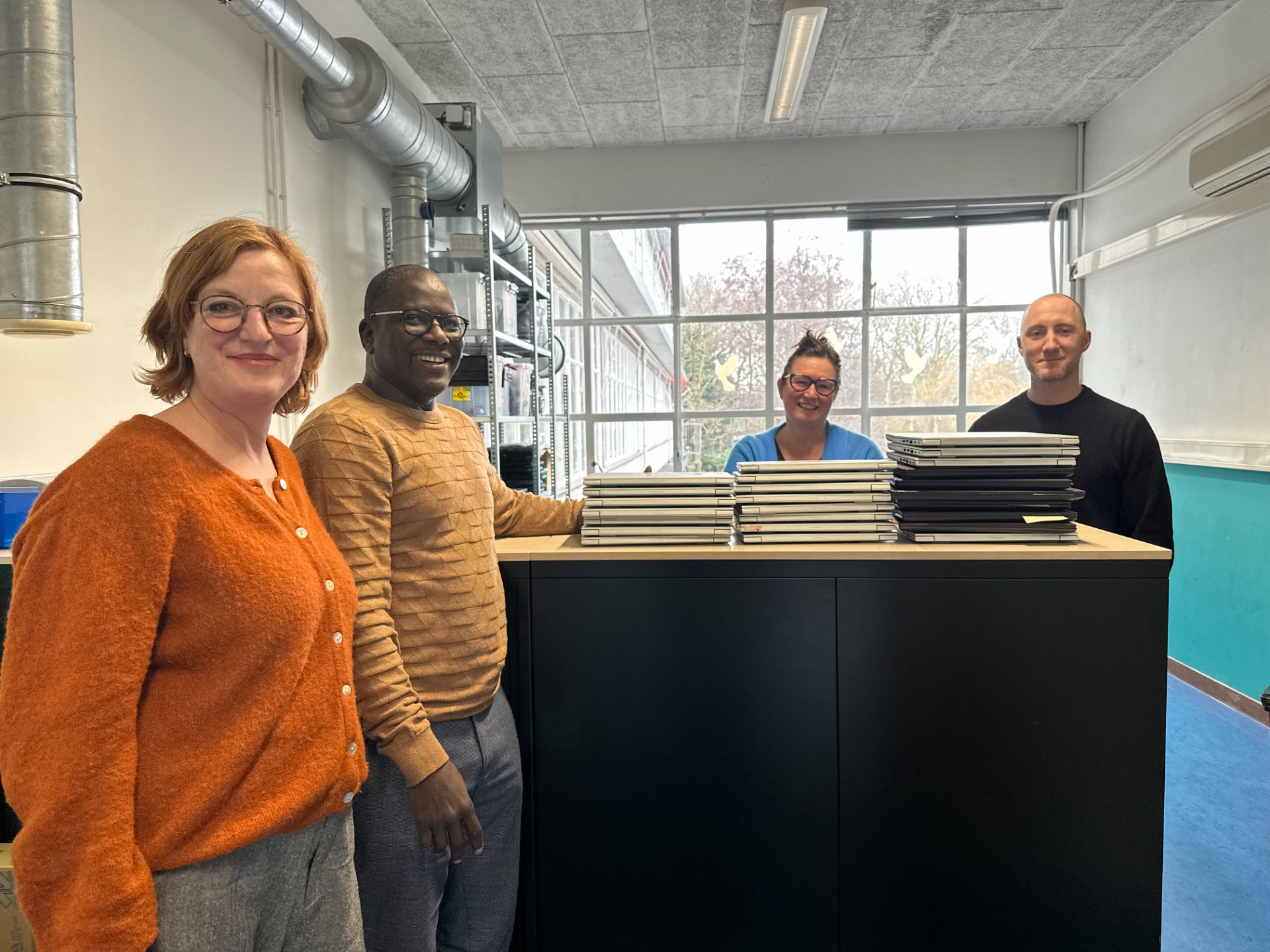 Donatie van laptops voor de scholen in Bokidiawe en Keur Ayib